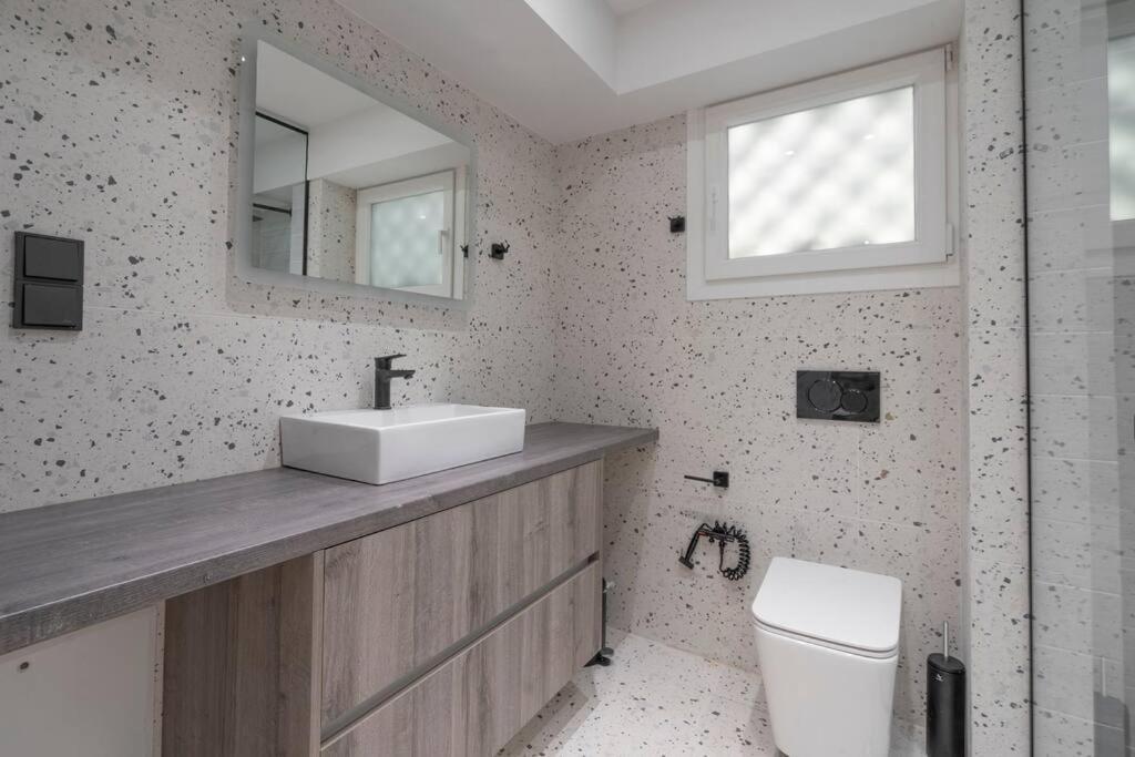 Voula's 2br Escape Elegant And Stylish Living Appartement